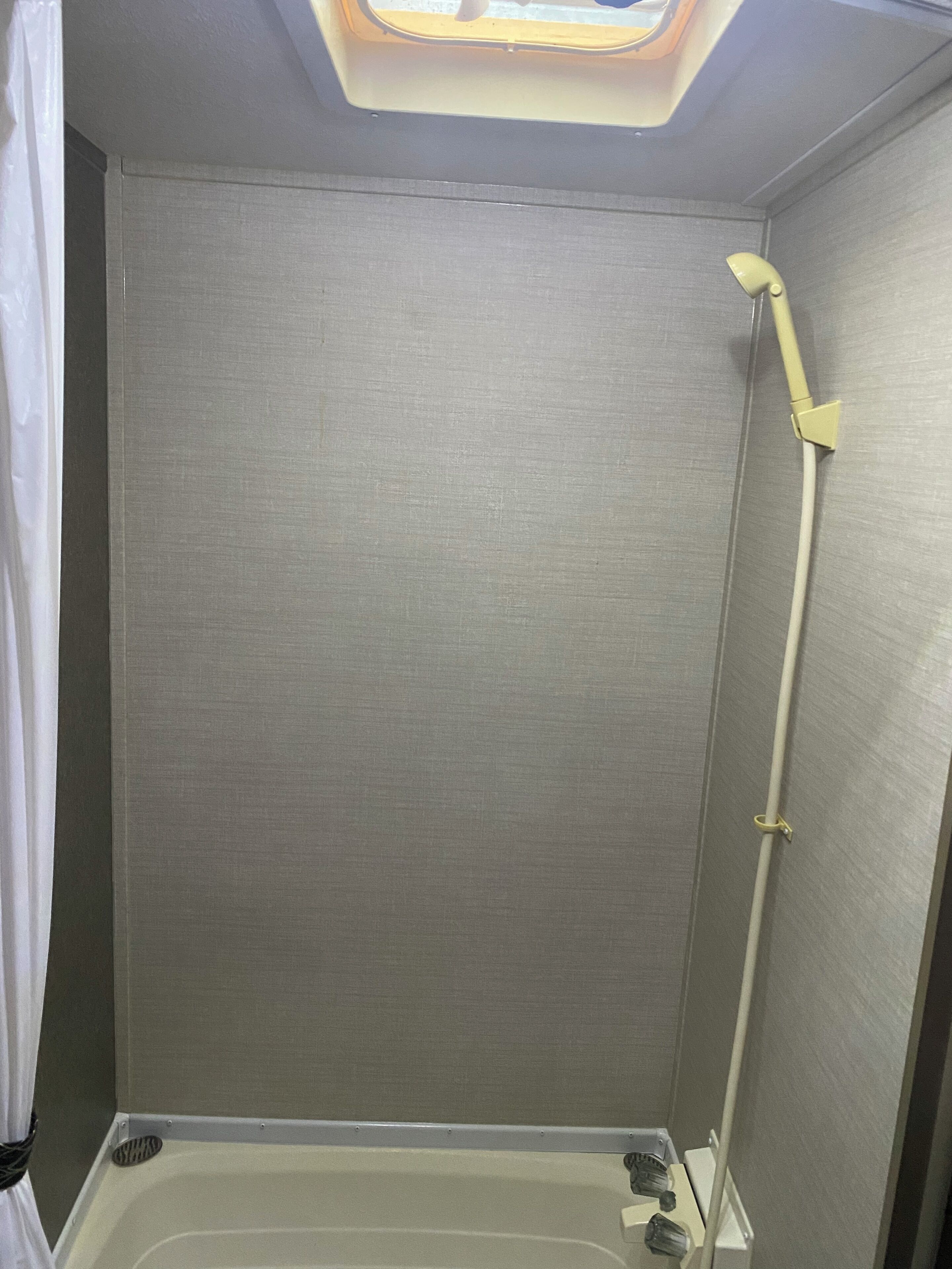 Douche, sèche-cheveux, serviettes fournies, shampoing