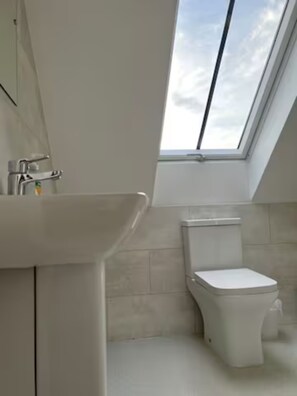 RCR 1 | Bathroom - Relaxing Airport Rooms (Staines)