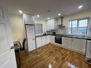 RCR 3 | Private kitchenette | Cookware/dishes/utensils - Relaxing Airport Rooms (Staines)