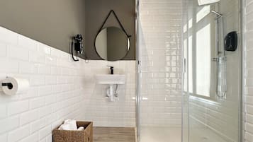 Superior Double Room | Bathroom | Shower, free toiletries, hair dryer, towels