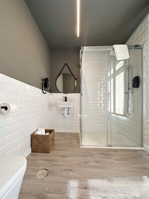 Superior Double Room | Bathroom | Shower, free toiletries, hair dryer, towels