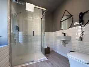 Superior Double Room | Bathroom | Shower, free toiletries, hair dryer, towels - Hostal María Felisa (Carreno)