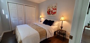 2 bedrooms, desk, free WiFi, bed sheets -
Cozy four Season Addington Highlands cottage in 5 acres, near Bon Echo.
(Denbigh)