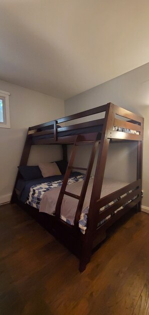 2 bedrooms, desk, free WiFi, bed sheets - 
Cozy four Season  Addington Highlands cottage in 5 acres, near Bon Echo.
 (Denbigh)