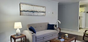 Smart TV, fireplace, books -
Cozy four Season Addington Highlands cottage in 5 acres, near Bon Echo.
(Denbigh)