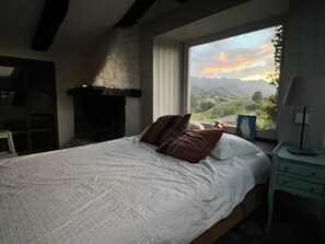 3 chambres, bureau, fer et planche à repasser, lit parapluie