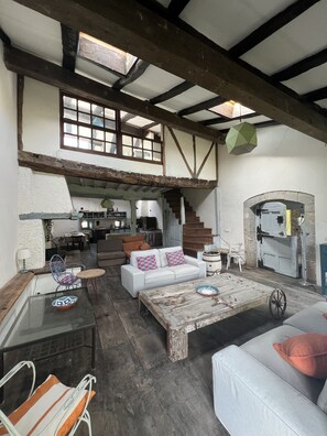 Smart TV, fireplace, stereo - The willow tree house - Hidden in the perfect spot.  (Noriega)