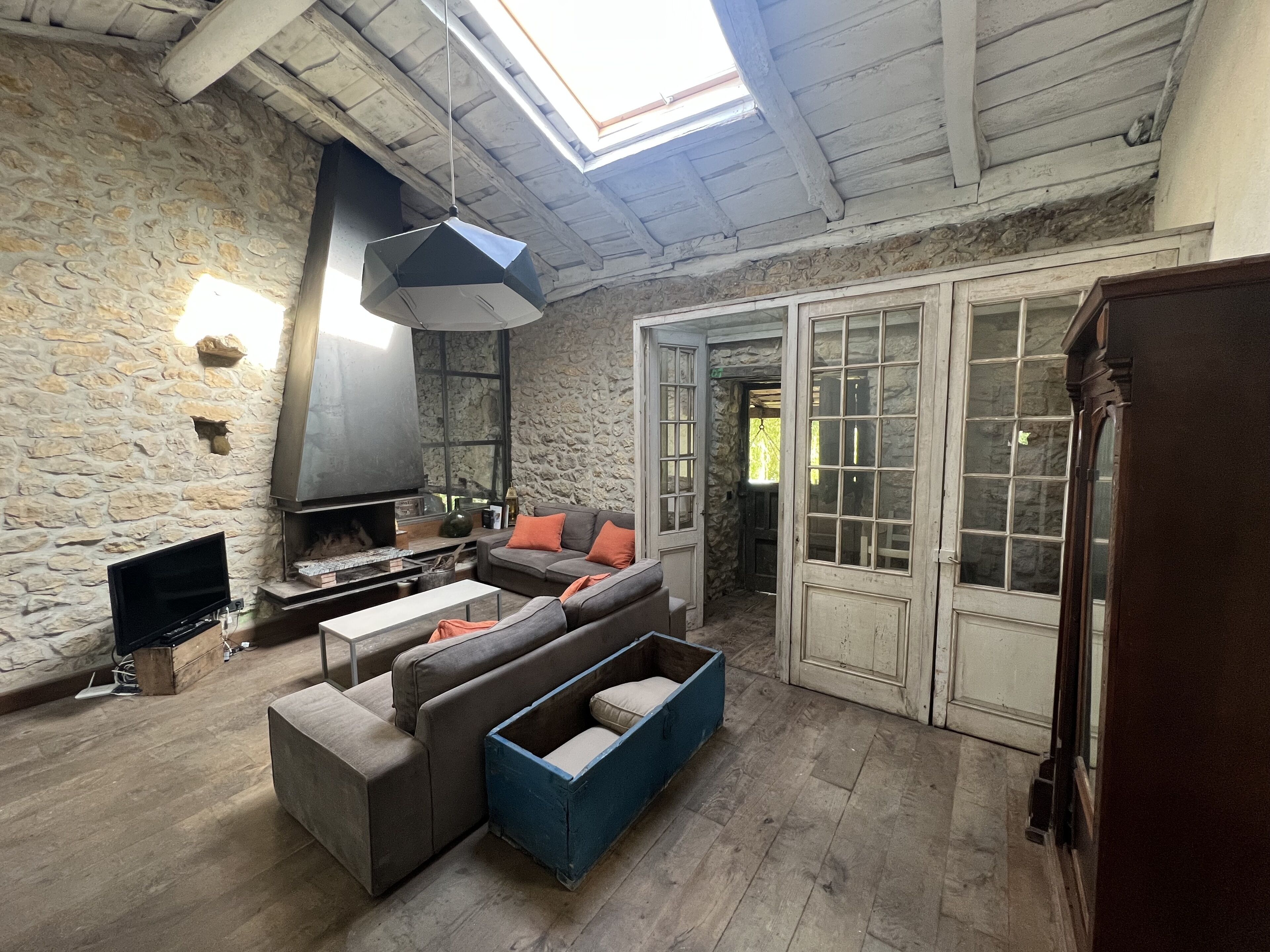 智能電視、壁爐、音響