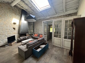 Smart TV, fireplace, stereo - The willow tree house - Hidden in the perfect spot.  (Noriega)