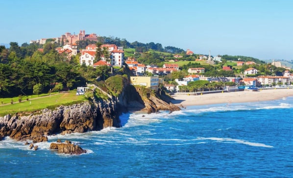 Unclassified image, 1 of 33, button - The willow tree house - Hidden in the perfect spot.  (Noriega)