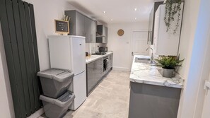 Kjøleskap, mikrobølgeovn, ovn og kokeplater