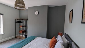 3 عدّة غرف نوم ومكواة/لوح كي وواي فاي وملاءات أسرّة