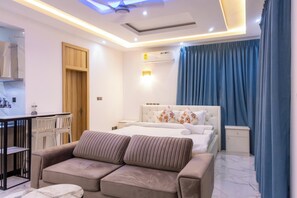 1 bedroom, iron/ironing board, WiFi, bed sheets - Plush Studio Apartment, East Airport (Accra)