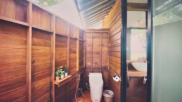 Panoramic Room | Bathroom | Free toiletries, bathrobes