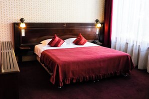 Frette Italian sheets, premium bedding, minibar, desk - Hotel Daily Plaza (Suceava)
