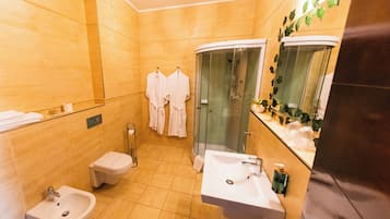 Dobbeltrom for 1 person – executive, 1 kingsize-seng, byutsikt | Bad | Dusj, regndusjhode, toalettartikler (inkludert) og hårføner