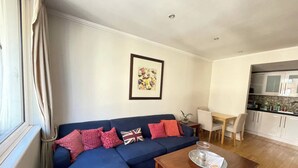 Eenvoudig appartement, 1 tweepersoonsbed met slaapbank | Woonruimte | Televisie