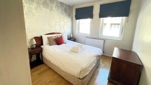 Eenvoudig appartement, 1 tweepersoonsbed met slaapbank | 1 slaapkamer, een strijkplank/strijkijzer, beddengoed