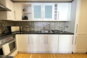 Leilighet – basic, 1 dobbeltseng med sovesofa | Eget kjøkken | Kjøleskap, mikrobølgeovn, ovn og kokeplater