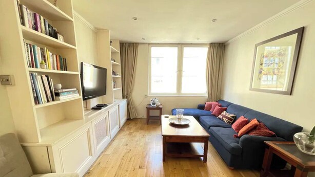 Eenvoudig appartement, 1 tweepersoonsbed met slaapbank | Woonruimte | Televisie