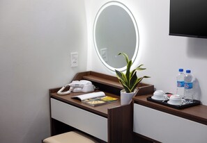 高級寝具、ミニバー、デスク、ノートパソコン用作業スペース