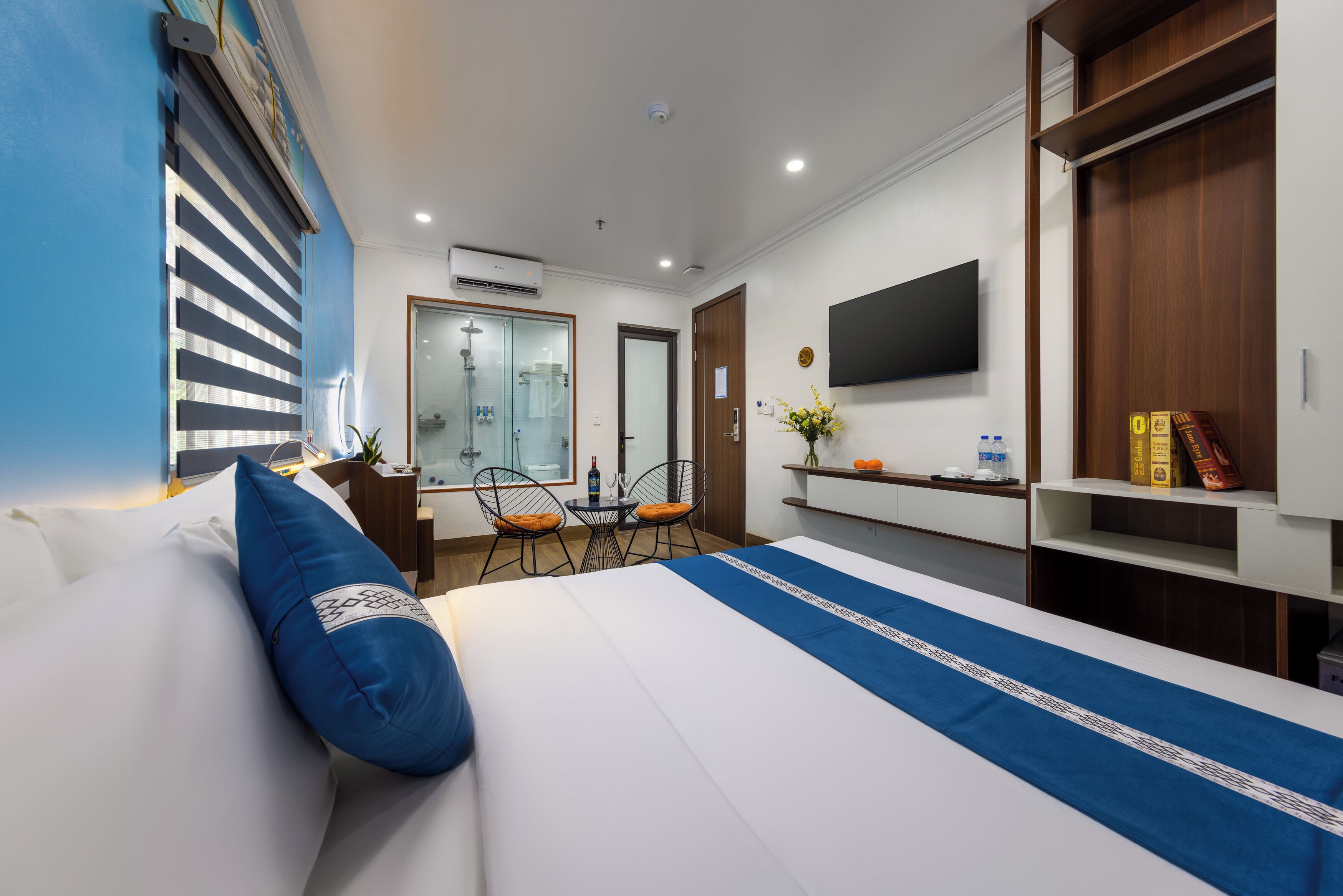 Premium Double Room, 1 King Bed | Premium bedding, minibar, desk, laptop workspace
