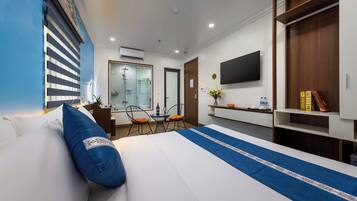 Quarto casal premium, 1 cama King | Roupas de cama premium, frigobar, escrivaninha