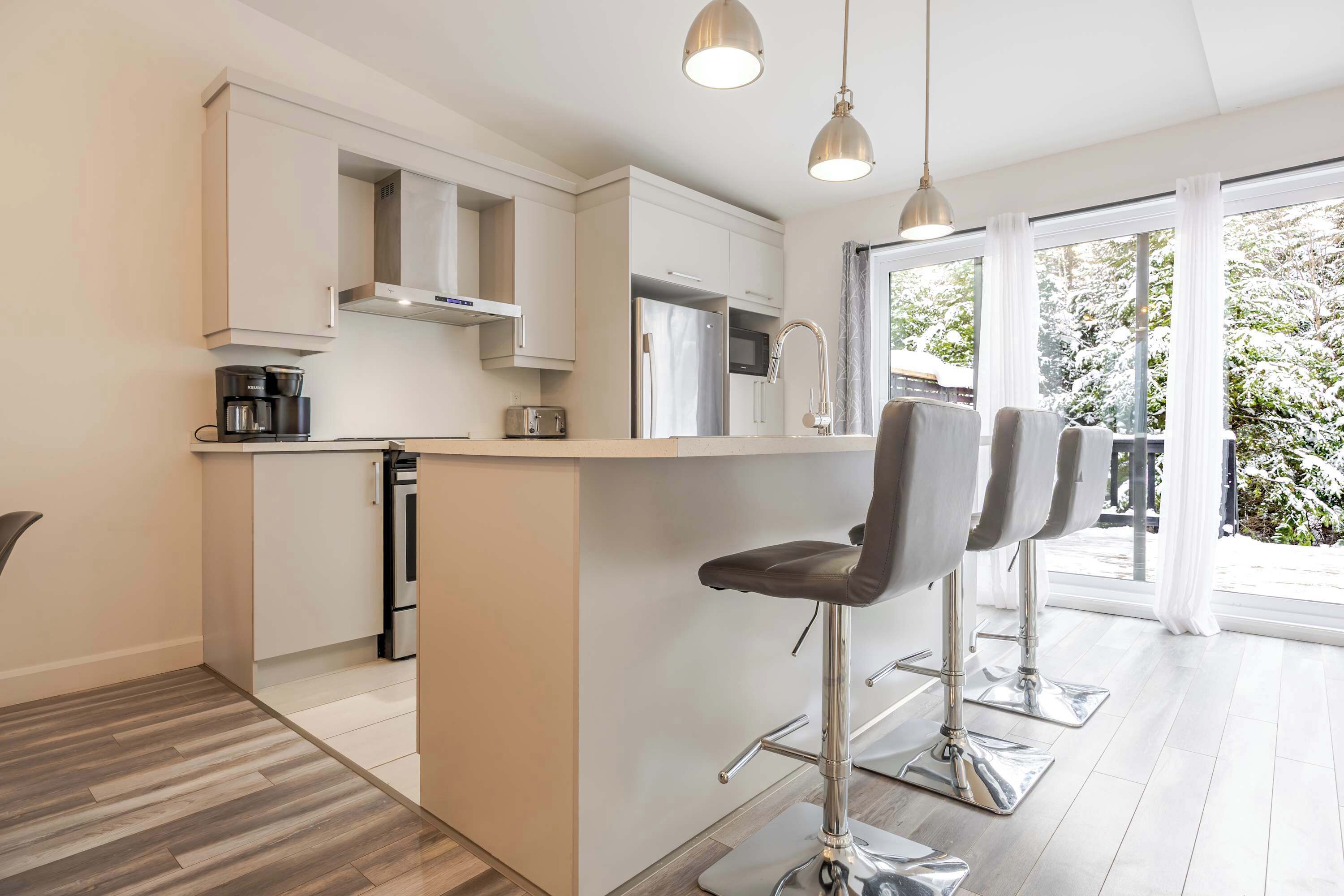 Frigorifero, microonde, forno, piano cottura