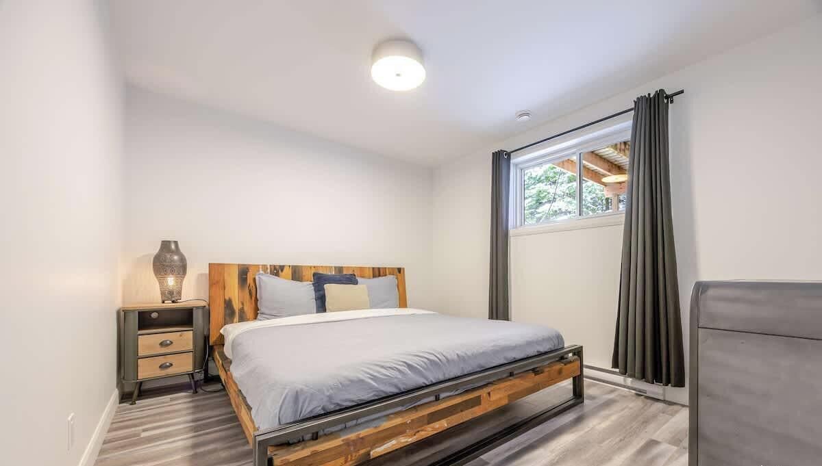 2 bedrooms, desk, WiFi, bed sheets