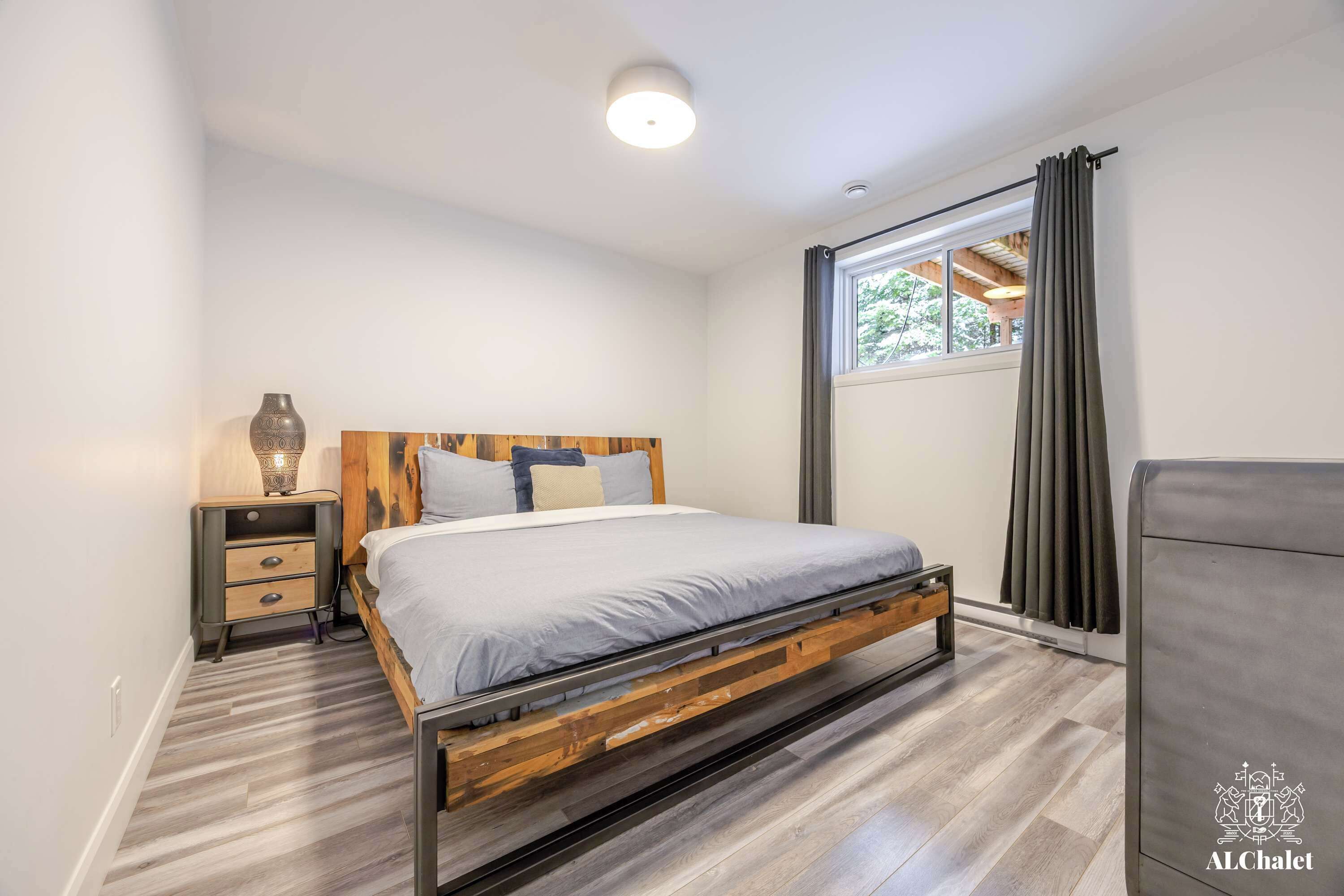 2 makuuhuonetta, työpöytä, Wi-Fi, vuodevaatteet