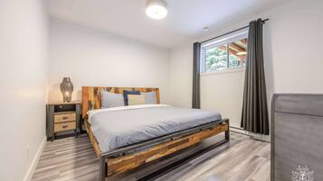 2 makuuhuonetta, työpöytä, Wi-Fi, vuodevaatteet