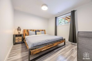 2 bedrooms, desk, WiFi, bed sheets