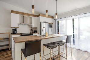 Fridge, microwave, oven, stovetop - Arès | Family Retreat | Pool & Spa (Pont-Rouge)