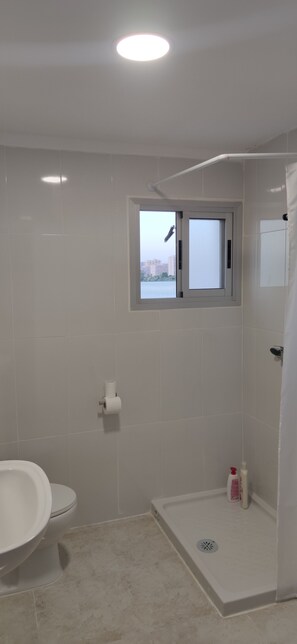 شقة كلاسيكية | حمام | تجهيزات دش، صابون، شامبو، ورق حمّام