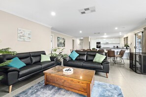 Smart TV, fireplace, video games, DVD player - 13 bedrooms,6.5 bathroom, sleeps 40+, playgrounds, giant checkers, table tennis (Sebastopol)