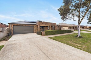 Exterior - 13 bedrooms,6.5 bathroom, sleeps 40+, playgrounds, giant checkers, table tennis (Sebastopol)