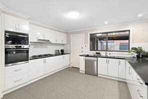 Fridge, microwave, oven, stovetop - 13 bedrooms,6.5 bathroom, sleeps 40+, playgrounds, giant checkers, table tennis (Sebastopol)