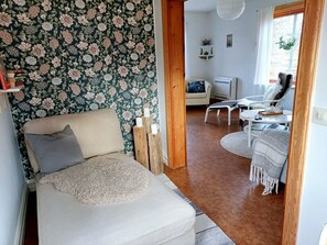 Tv, eldstad och böcker