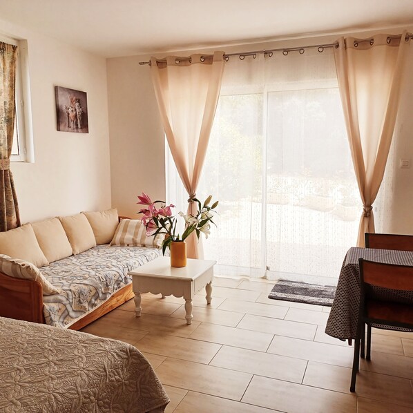 Comfort-Studio, 1 Doppelbett und Schlafsofa, Haustiere gestattet, Gartenblick | Wohnbereich