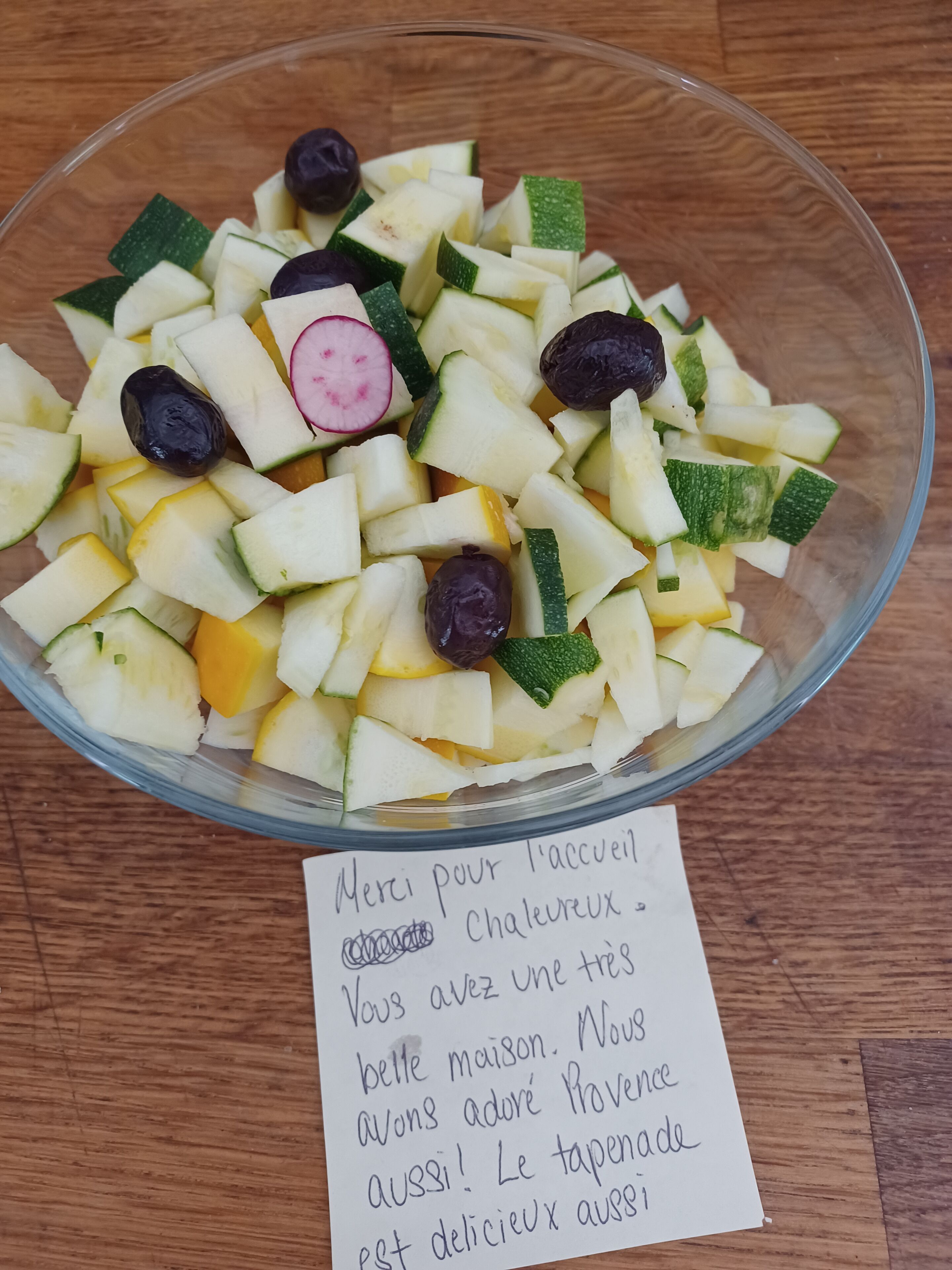 Un bol de salade de fruits, avec un petit mot à côté.