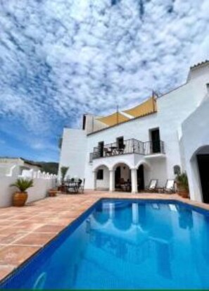 حمّام سباحة خارجي