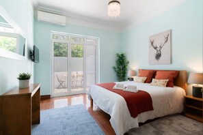 Tabla de planchar con plancha, wifi y ropa de cama 