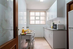 Kjøleskap, mikrobølgeovn, kokeplater og kaffetrakter/tekoker