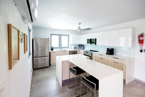 Microwave, oven, dishwasher, coffee/tea maker