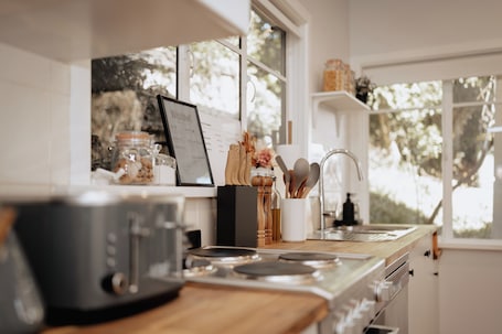 Fridge, microwave, oven, stovetop. Misty Haven: in Dandenong Ranges