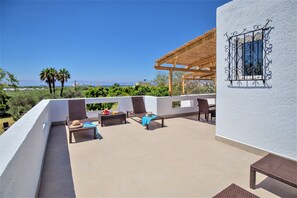 Terrace/patio - 163sqm Family villa, 7min walk to the beach, 2.500sqm of garden, sea view (Ierapetra)