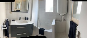 Asciugacapelli, asciugamani, sapone, carta igienica