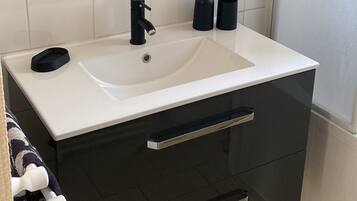 Sèche-cheveux, serviettes fournies, savon, papier toilette