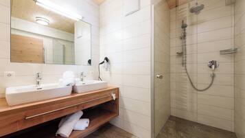 Dusche, Haartrockner, Handtücher, Seife