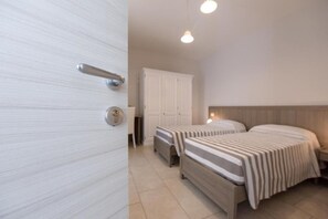 3 sovrum, värdeförvaringsskåp på rummet, skrivbord och resesäng